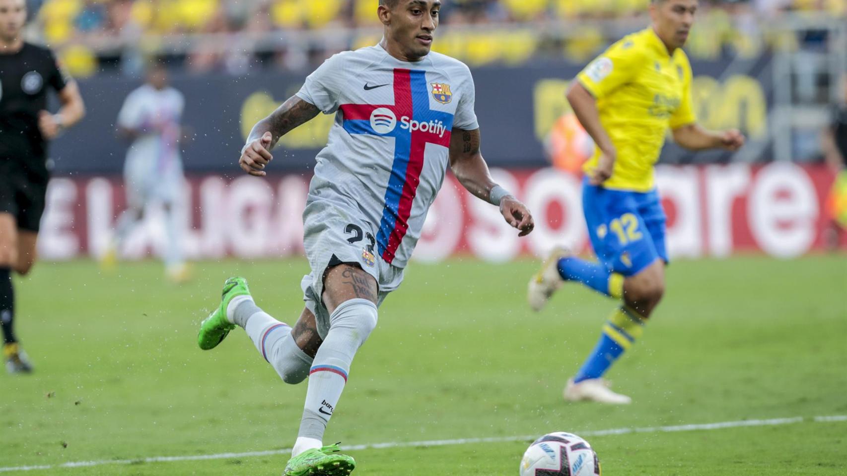 Raphinha conduce el balón durante el partido del Barça contra el Cádiz / EFE