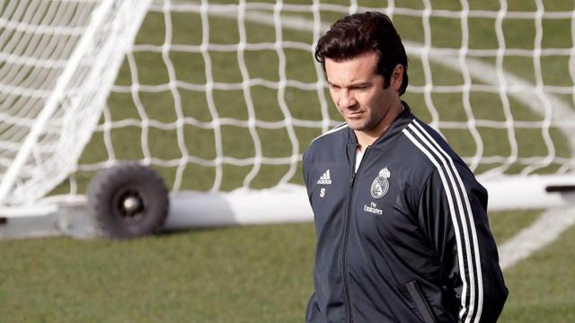 El técnico del Real Madrid, Santiago Solari, cabizbajo durante un entrenamiento / EFE