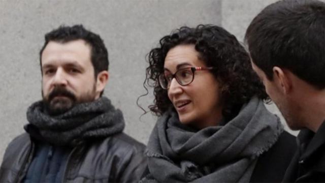 Raül Murcia (i), jefe de gabinete de la Consejería de Interior, y la secretaria general de ERC, Marta Rovira / EFE