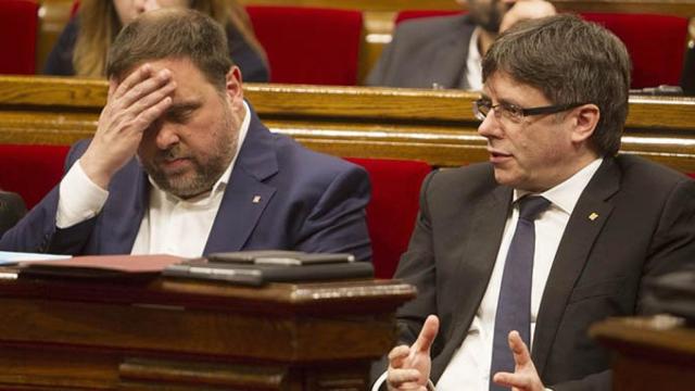El presidente de la Generalitat, Carles Puigdemont (d) y el vicepresidente económico, Oriol Junqueras (i) en el pleno del Parlament / EFE