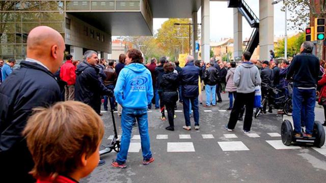 Manifestación de los vecinos de la Vila Olímpica contra el albergue juvenil / EFE