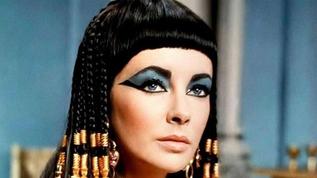 Elizabeth Taylor en Cleopatra (1963)  / CINE EN UN MINUTO