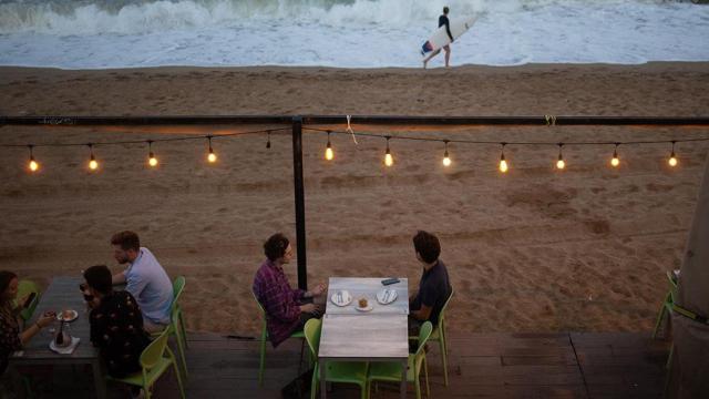 La terraza de un bar de Barcelona frente a la playa / EUROPA PRESS