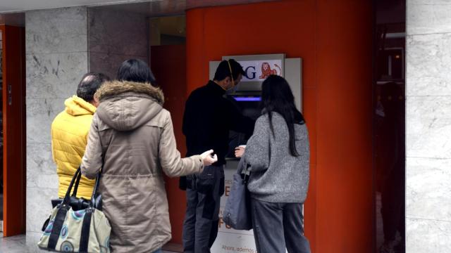 Varias personas hacen cola en los cajeros de los bancos durante el coronavirus / EP
