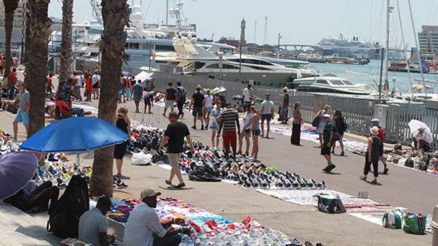 Top manta el puerto de Barcelona, en una imagen de archivo / EFE