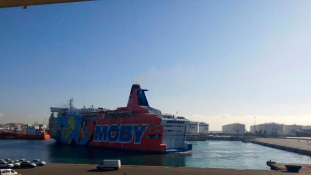 Instante en el que el Moby Dada, el 'barco del Piolín', parte del Puerto de Barcelona / Twitter