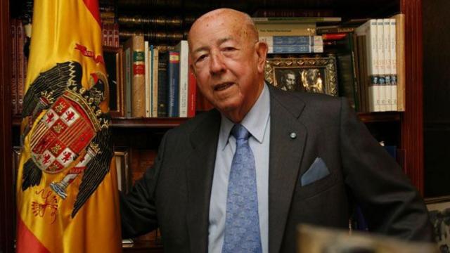 José Utrera Molina, en una imagen junto a la bandera preconstitucional / CG