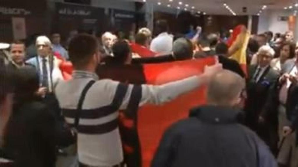 Asaltantes ultras en la Blanquerna de Madrid, durante la Diada del 11 de septiembre de 2013