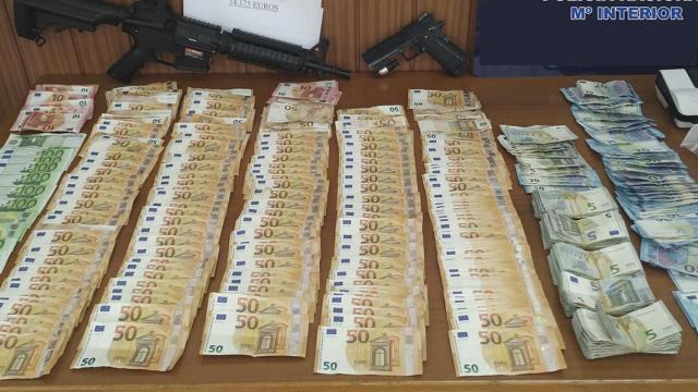 El dinero y las armas decomisadas a la red dedicada al negocio de la droga / EP