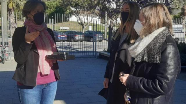 La concejal de Salud del Ayuntamiento de Sitges, Elisabeth Pérez, con un medidor de CO2 / AYUNTAMIENTO DE SITGES