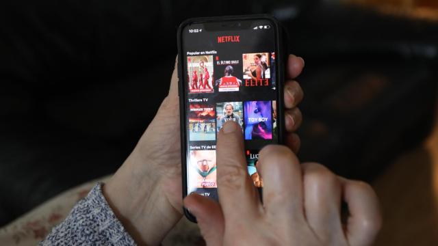 Una persona hace uso de la plataforma de streaming Netflix / MARTA FERNÁNDEZ (EUROPA PRESS)