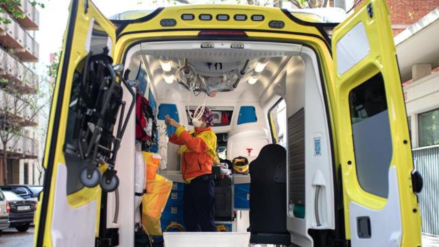 Una técnico del Sistema de Emergencias Médicas (SEM) en una ambulancia especializada en Covid / EP
