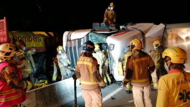 Tareas de rescate del hombre atrapado en la cabina de su camión en Tagamanent / BOMBERS