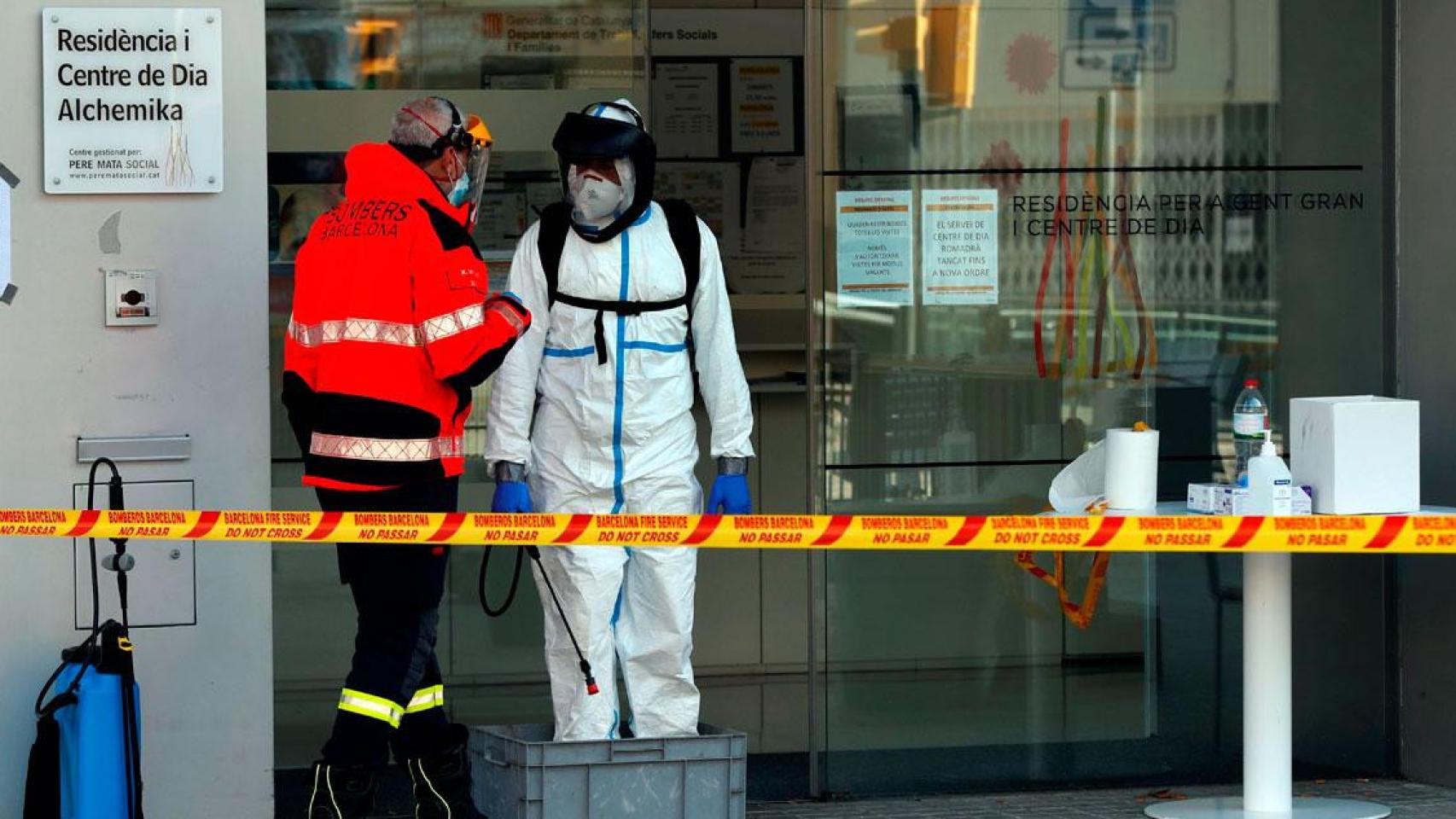 Dos personas trabajan en la desinfección de la residencia Alchemika de Barcelona, en Cataluña / EFE