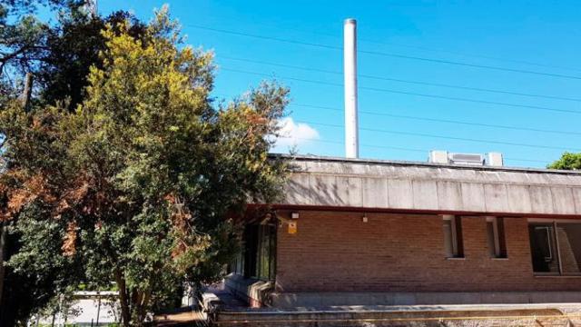 Chimenea de humos del Crematorio de Collserola, que ha sido cerrado por incumplir la ley / CG