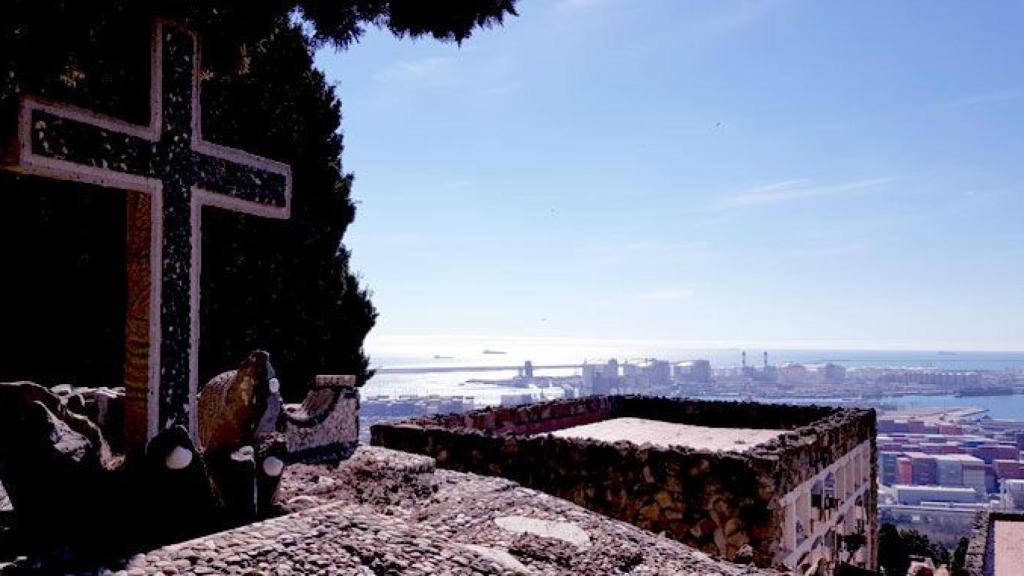 Vista de una sepultura en el Cementerio de Montjuïc de Barcelona / CG