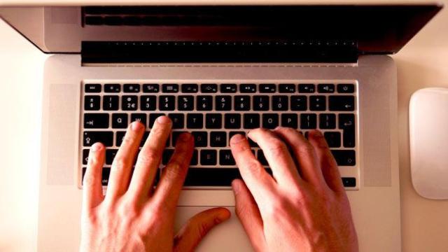 Un chico trabajando con su ordenador / CG