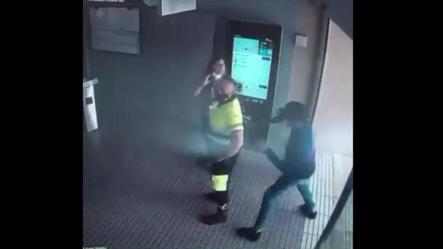 Momento en el que el joven apuñala al vigilante de seguridad de Ferrocarrils en Igualada (Barcelona) / CEDIDA