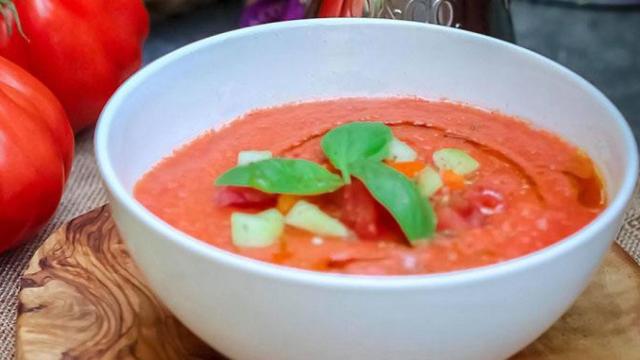 Gazpacho servido en un plato / UNSPLASH