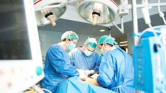 Imagen del quirófano de un hospital durante una operación / EFE