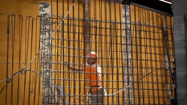 Un operario trabaja en la obra, uno de los sectores que pierden empleos / EUROPA PRESS