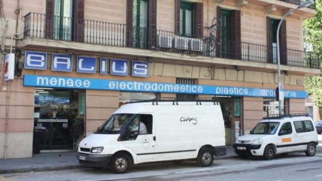 Imagen de la centenaria Ferreteria Balius de Barcelona, que cerró en 2012 en el barrio de Poblenou, y donde se ha bloqueado un hotel / CG