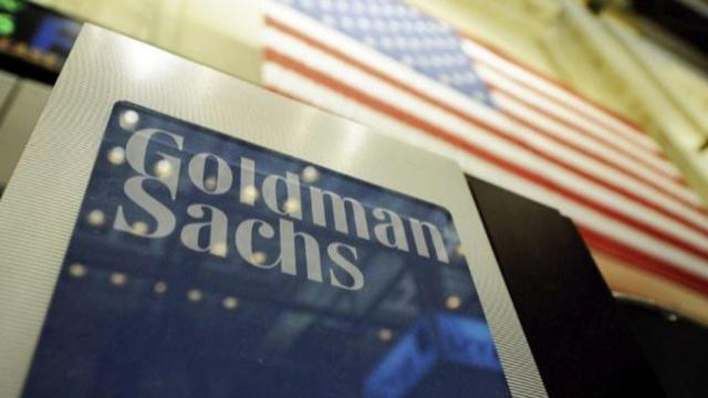 Logotipo de Goldman Sachs, una de las entidades bancarias más influyentes de Wall Street, junto a la bandera americana / EFE