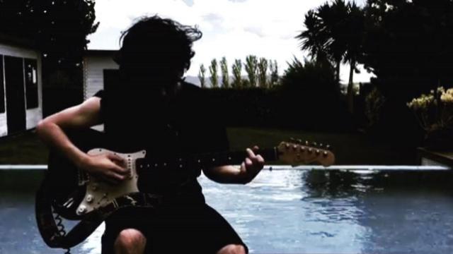 El chalé de la familia de la portavoz de Arran, Mar Ampurdanès, con un familiar con el rostro pixelado / CG