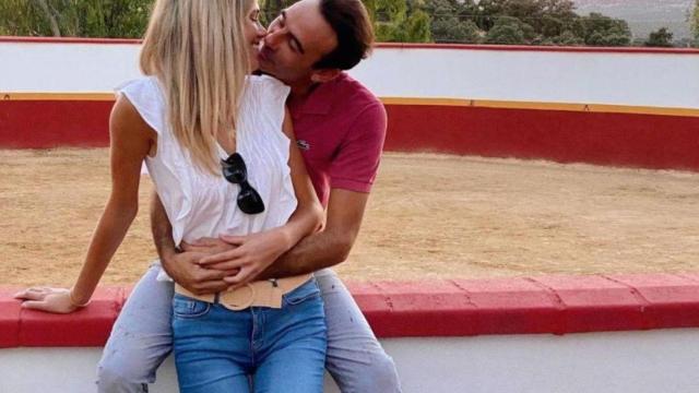 Enrique Ponce y Ana Soria se besan frente a un tendido / INSTAGRAM