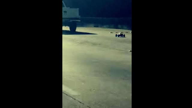 Una foto del coche teledirigido circulando por la autopista