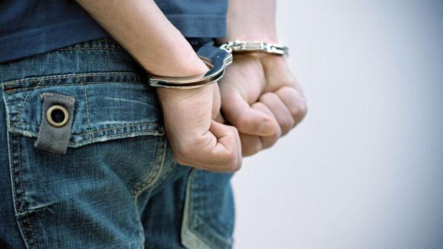 Una foto de archivo de un joven detenido