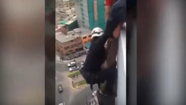 El bombero intenta rescatar al hombre