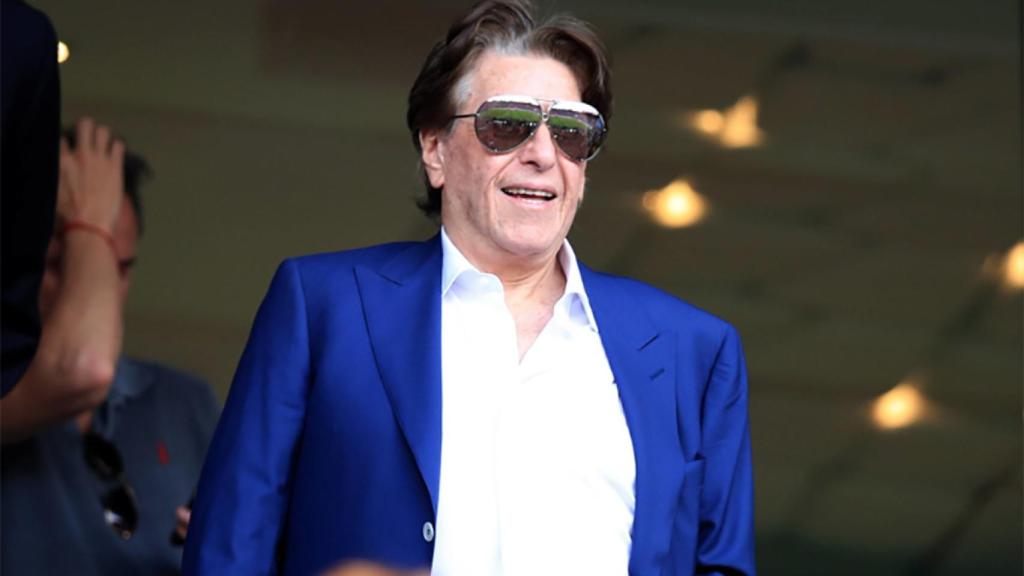 Pini Zahavi, agente de Lewandowski, en un estadio de fútbol 