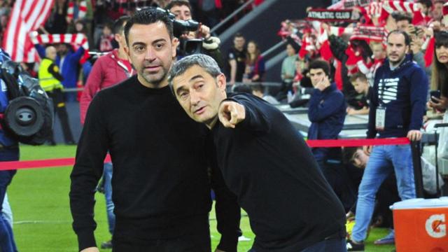 Xavi Hernández y Ernesto Valverde conversan en San Mamés / La Liga