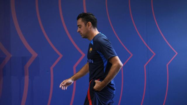 Xavi Hernández, rumbo a una de las sesiones de entrenamiento del Barça / EFE