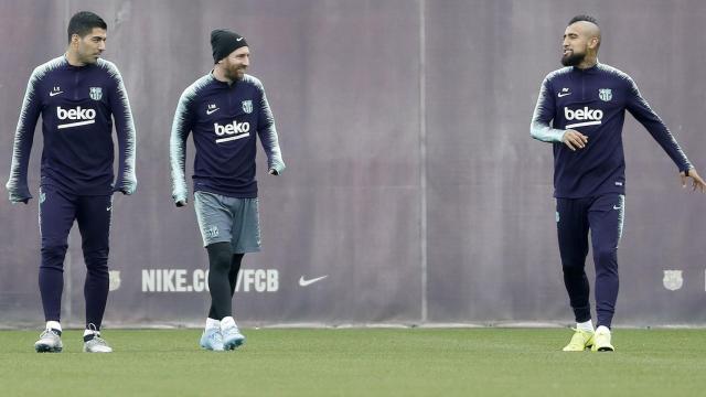 Arturo Vidal trata de ganarse a Leo Messi y Luis Suárez / EFE