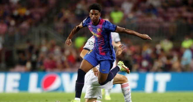 Alejandro Balde en una acción ante el Bayern / FCB