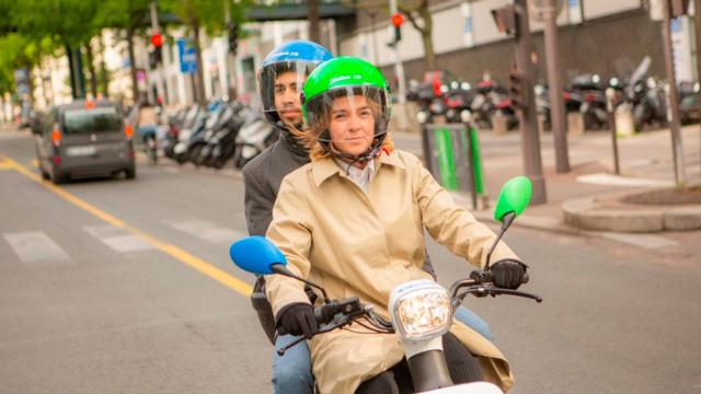 Dos personas se desplazan en una moto de Cooltra por Barcelona / EP
