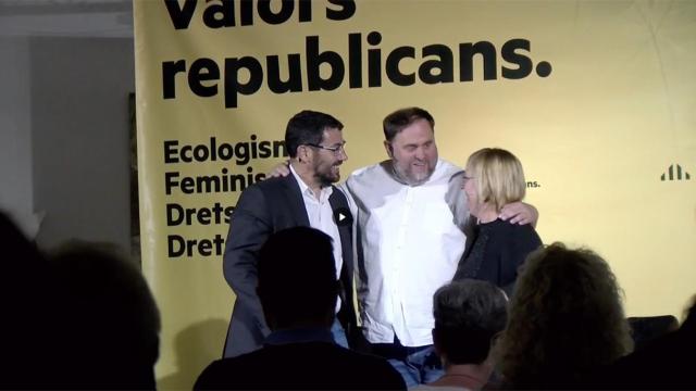 Francesc Viaplana (i), Oriol Junqueras (d) y Marian Lamolla (d) en un acto de ERC en La Seu d'Urgell (Lleida)