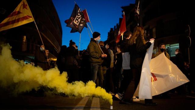 Botes de humo amarillo durante una manifestación contra el establecimiento de un 25% de castellano en las escuelas catalanas, frente a la escuela Turó del Drac, en Canet de Mar / EP