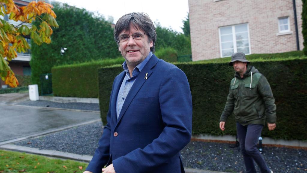 Carles Puigdemont, ante su mansión en la localidad belga de Waterloo, donde se encuentra fugado de la Justicia tras declarar la DUI / EFE