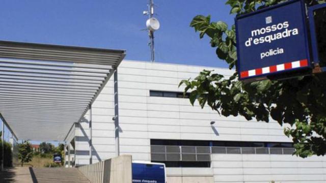 Mossos acuden a escuelas a identificar a los responsables de puntos de votación del 1-O