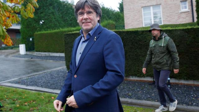 Carles Puigdemont, ante su mansión en la localidad belga de Waterloo, donde se encuentra fugado de la Justicia tras declarar la DUI / EFE