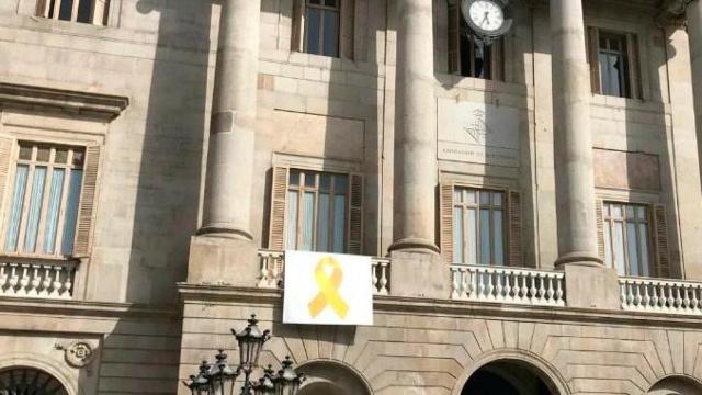 El lazo amarillo en el Ayuntamiento de Barcelona