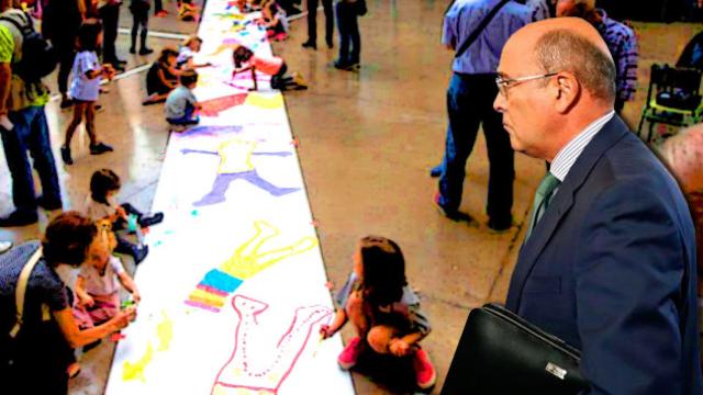 El coordinador del dispositivo policial del 1-O, Diego Pérez de los Cobos, frente una escuela abierta / FOTOMONTAJE DE CG