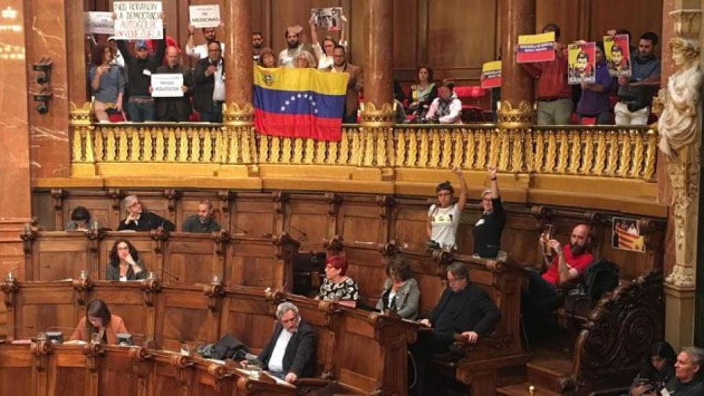 Miembros de la CUP muestran banderas de Venezuela en el pleno del Ayuntamiento de Barcelona