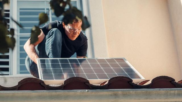 Colocación de un panel solar / PEXELS