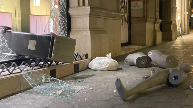 Un comercio vandalizado en paseo de Gràcia el pasado sábado en los disturbios por Hasél / ELENA BURÉS
