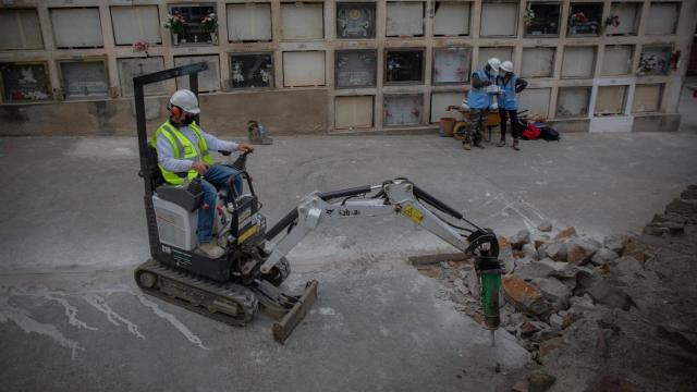 Apertura de una fosa común en el cementerio de Montjuïc de Barcelona en busca de los restos del poeta cubano Pablo de la Torriente, que murió combatiendo en la Guerra Civil como voluntario internacional con el bando republicano / DAVID ZORRAKINO - EUROPA