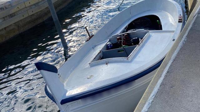 La embarcación en la que volcaron cinco personas en Calella / MOSSOS